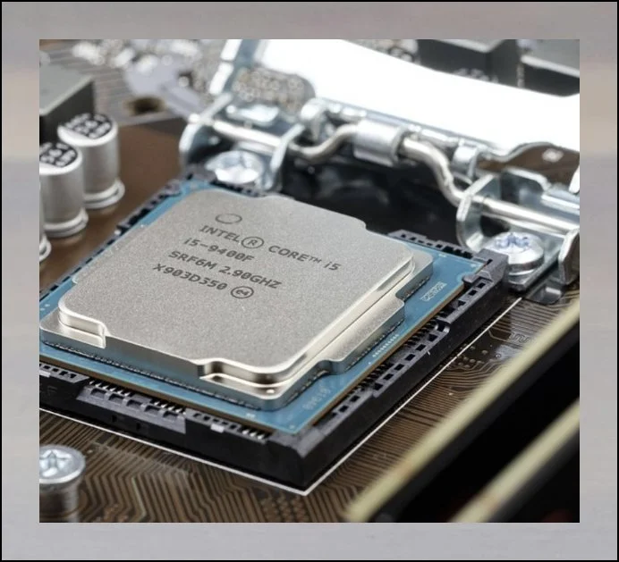 부품 접촉 상태부터 살펴보세요 | 갓 개봉한 노트북이라면 RAM이 올바르게 꽂혀 있는지 먼저 들여다봐야 합니다.