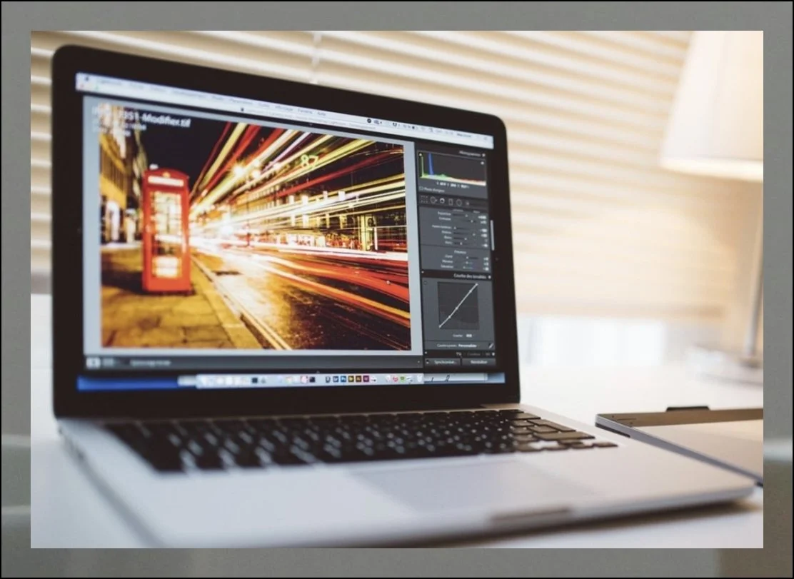 출력 경로 설정 바로잡기 | 보조 디스플레이가 꺼져 있는데 신호가 그쪽으로 향하면 노트북 화면이 까만 상태로 머물게 됩니다.